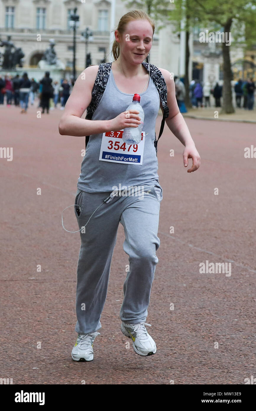 Über 100 Läufer eine 3,7 Meile laufen von Shadwell DLR-Station, wo ehemalige MasterChef Kandidat Matt Campbell zusammenbrach und starb während der London Marathon, um die Ziellinie in der Mall. Über £ 275.000 hat Matt Campbell fundraising Seite gespendet worden. Mit: Atmosphäre, Wo: London, Vereinigtes Königreich, wenn: 29 Apr 2018 Credit: Dinendra Haria/WANN Stockfoto