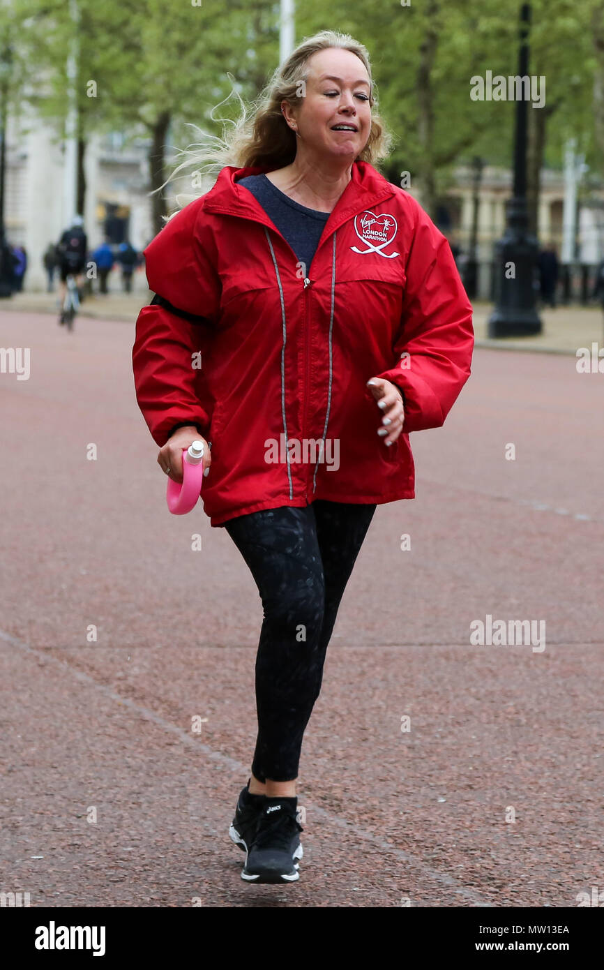 Über 100 Läufer eine 3,7 Meile laufen von Shadwell DLR-Station, wo ehemalige MasterChef Kandidat Matt Campbell zusammenbrach und starb während der London Marathon, um die Ziellinie in der Mall. Über £ 275.000 hat Matt Campbell fundraising Seite gespendet worden. Mit: Atmosphäre, Wo: London, Vereinigtes Königreich, wenn: 29 Apr 2018 Credit: Dinendra Haria/WANN Stockfoto