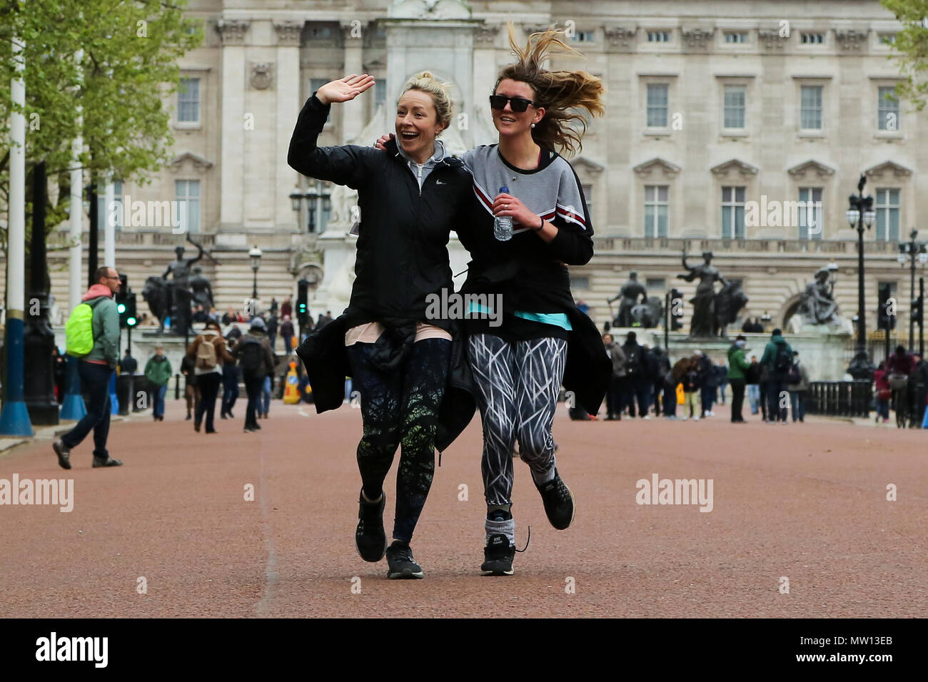 Über 100 Läufer eine 3,7 Meile laufen von Shadwell DLR-Station, wo ehemalige MasterChef Kandidat Matt Campbell zusammenbrach und starb während der London Marathon, um die Ziellinie in der Mall. Über £ 275.000 hat Matt Campbell fundraising Seite gespendet worden. Mit: Atmosphäre, Wo: London, Vereinigtes Königreich, wenn: 29 Apr 2018 Credit: Dinendra Haria/WANN Stockfoto