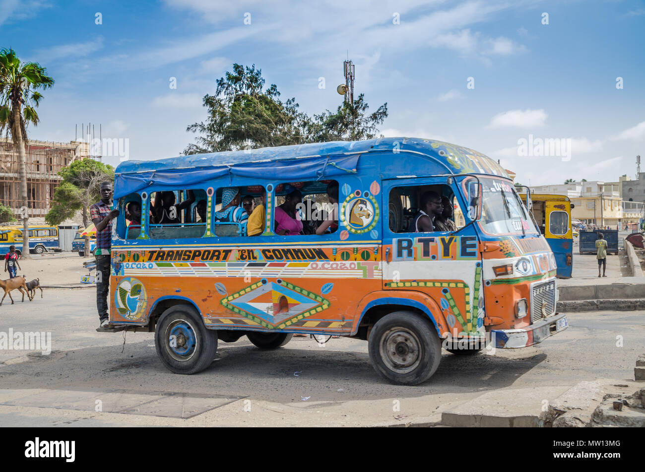 St. Louis, Senegal - 12. Oktober 2014: Bunte Taxi Bus gemalt oder Van als gemeinsame öffentliche Verkehrsmittel. Stockfoto