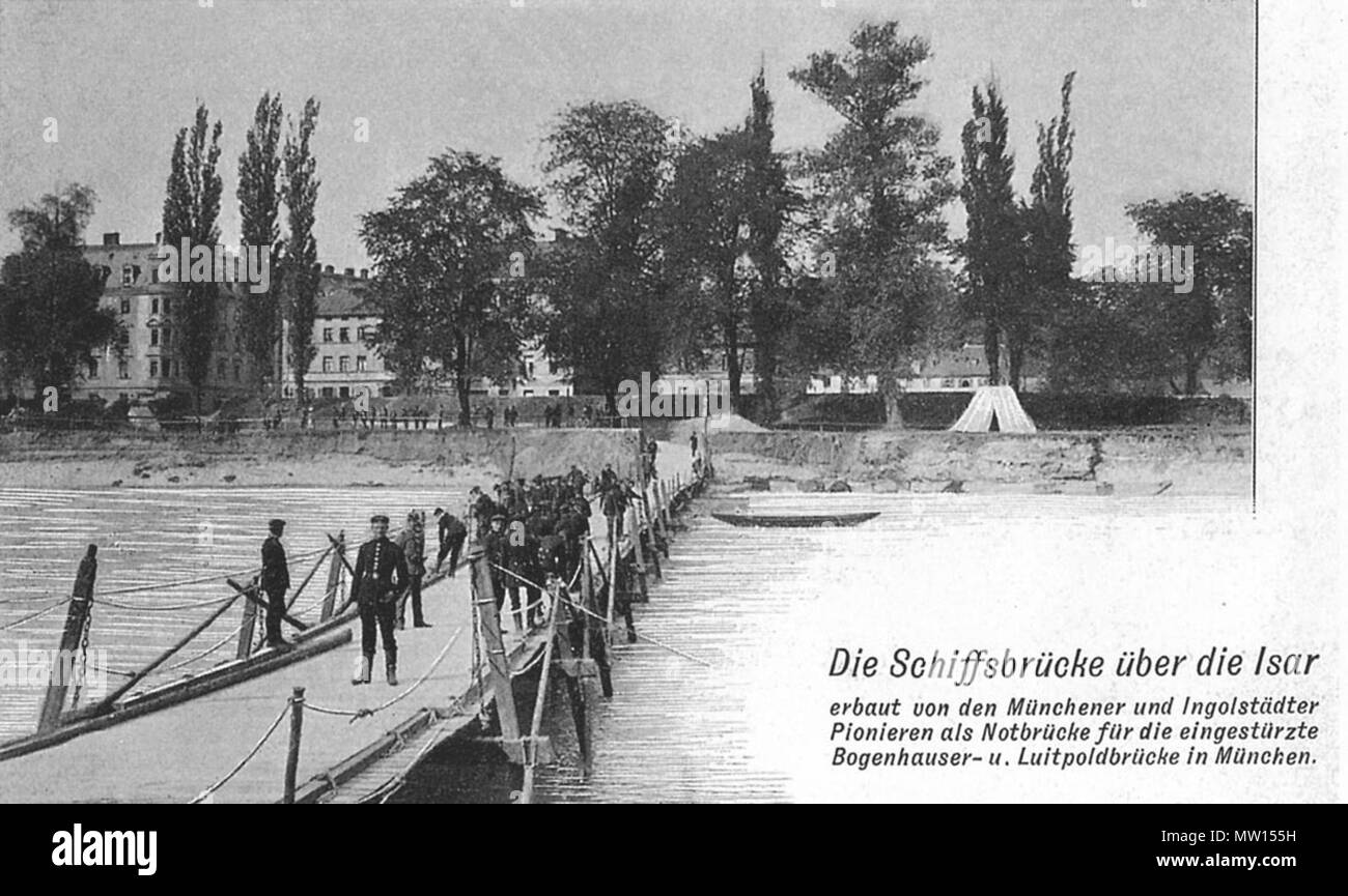 . Die Schiffsbrücke über die Isar erbaut von den Münchener und Ingolstädter Pionieren als Norbrücke und eingestürzte Bogenhausener- und Luitpoldbrücke in München. Datum unbekannt. Unbekannt 449 Notbruecke, 01. Stockfoto