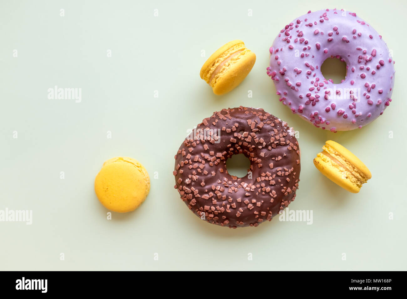 Pop Art Colour Style Donuts und Bäckerei goodies auf hellen farbigen Hintergrund. Stockfoto