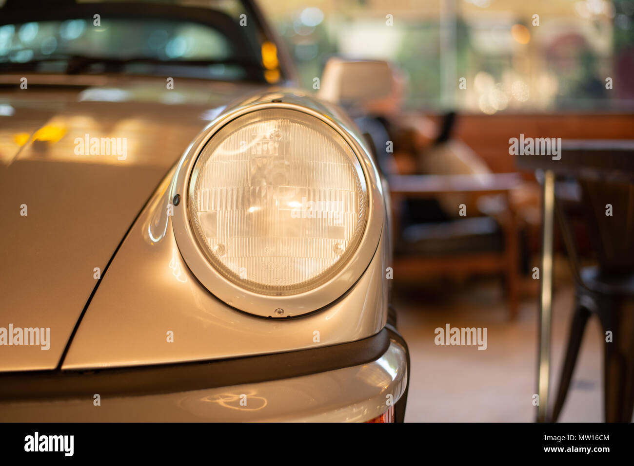 Exotisches Auto Dekorieren ein Coffee Shop Stockfoto