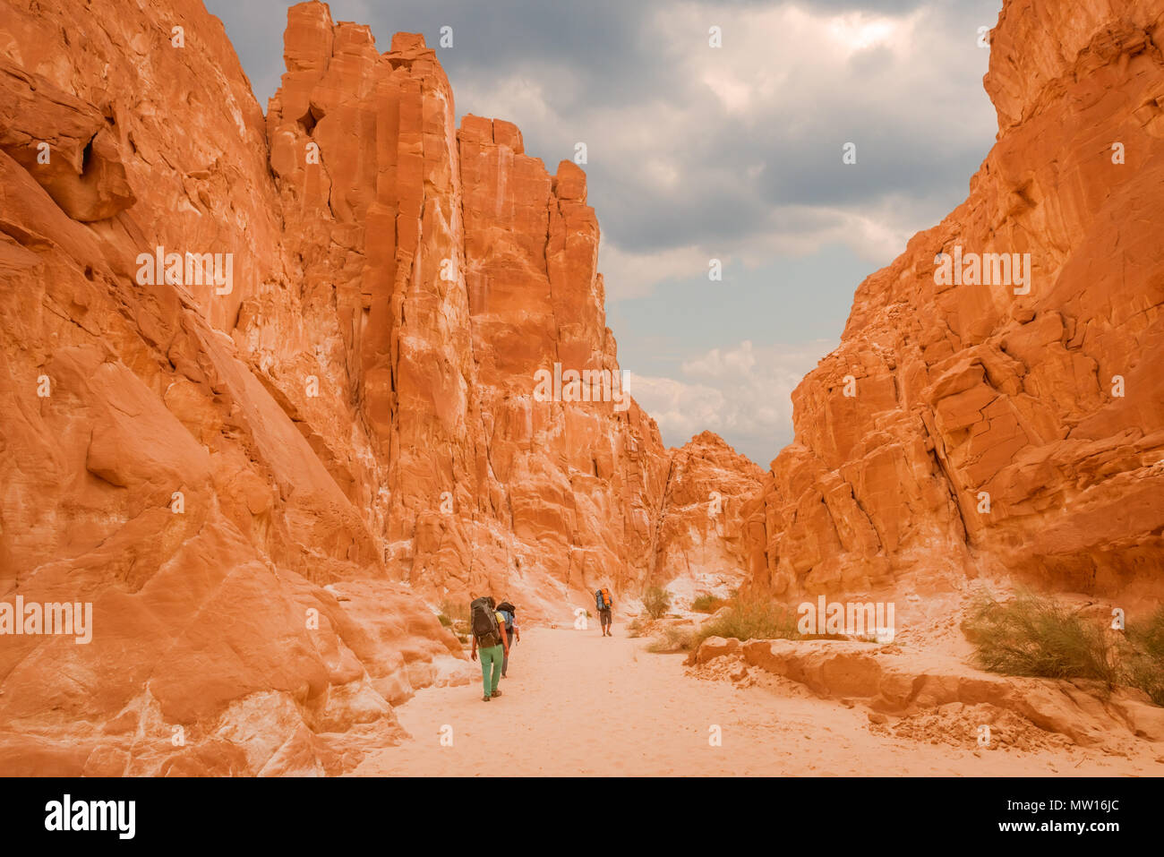 Touristen in White Canyon, Sinai, Ägypten Stockfoto