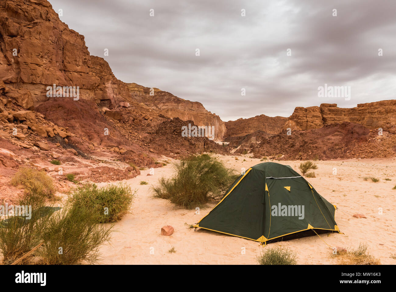Kleine touristische Zelt in der Wüste Stockfoto