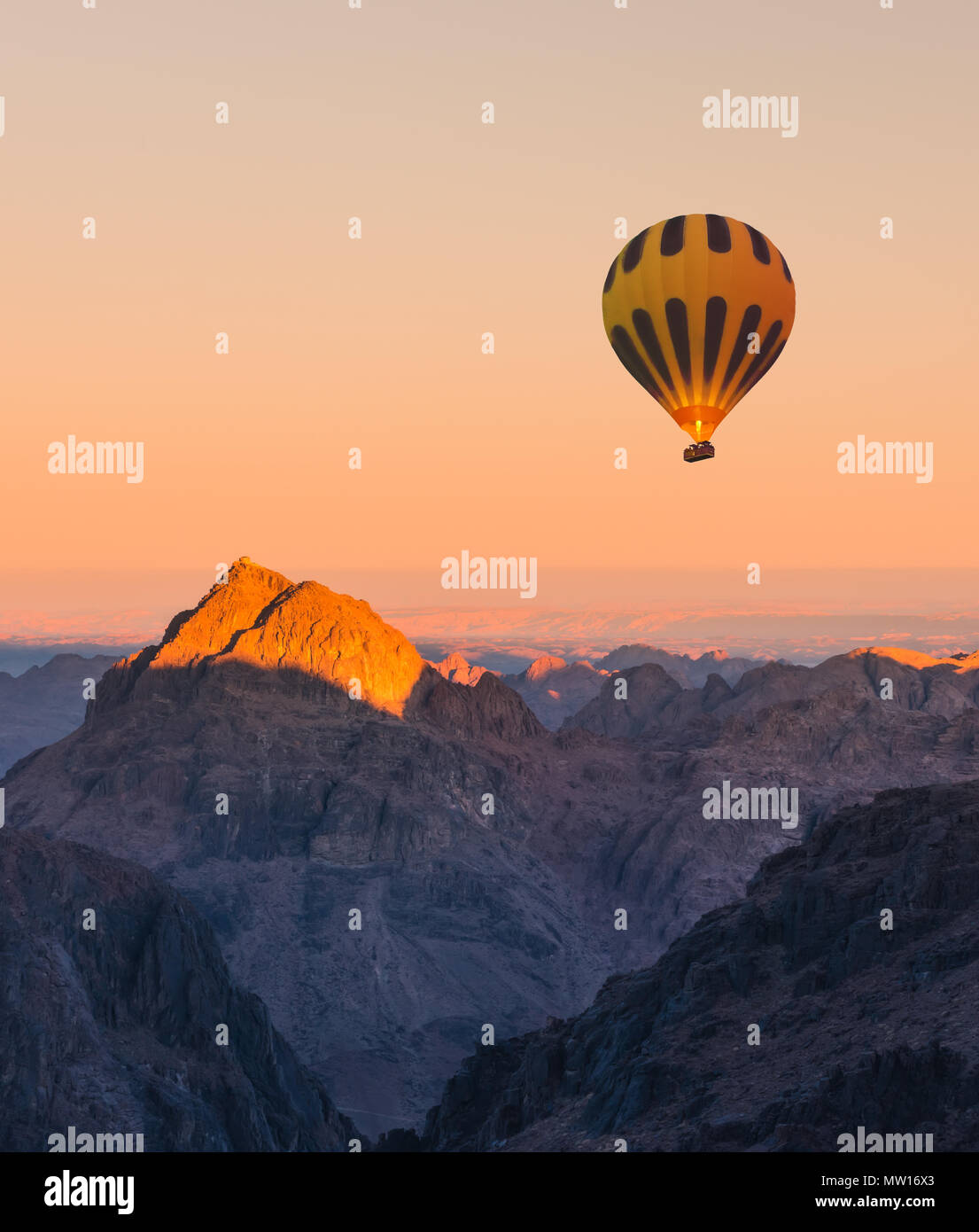 Mit dem Heißluftballon über Berg Moses den Berg Sinai Sonnenuntergang Stockfoto