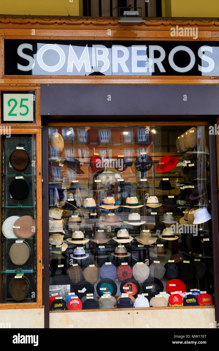 Sombrero Hut shop Fenster mit Reflexion, Plaza Mayor, Madrid, Spanien. Mai 2018 Stockfoto