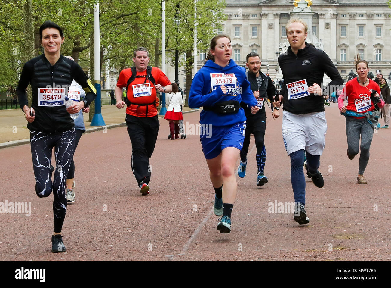 Über 100 Läufer eine 3,7 Meile laufen von Shadwell DLR-Station, wo ehemalige MasterChef Kandidat Matt Campbell zusammenbrach und starb während der London Marathon, um die Ziellinie in der Mall. Über £ 275.000 hat Matt Campbell fundraising Seite gespendet worden. Mit: Atmosphäre, Wo: London, Vereinigtes Königreich, wenn: 29 Apr 2018 Credit: Dinendra Haria/WANN Stockfoto