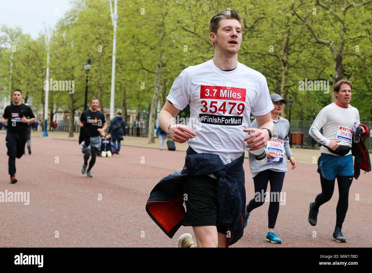 Über 100 Läufer eine 3,7 Meile laufen von Shadwell DLR-Station, wo ehemalige MasterChef Kandidat Matt Campbell zusammenbrach und starb während der London Marathon, um die Ziellinie in der Mall. Über £ 275.000 hat Matt Campbell fundraising Seite gespendet worden. Mit: Atmosphäre, Wo: London, Vereinigtes Königreich, wenn: 29 Apr 2018 Credit: Dinendra Haria/WANN Stockfoto