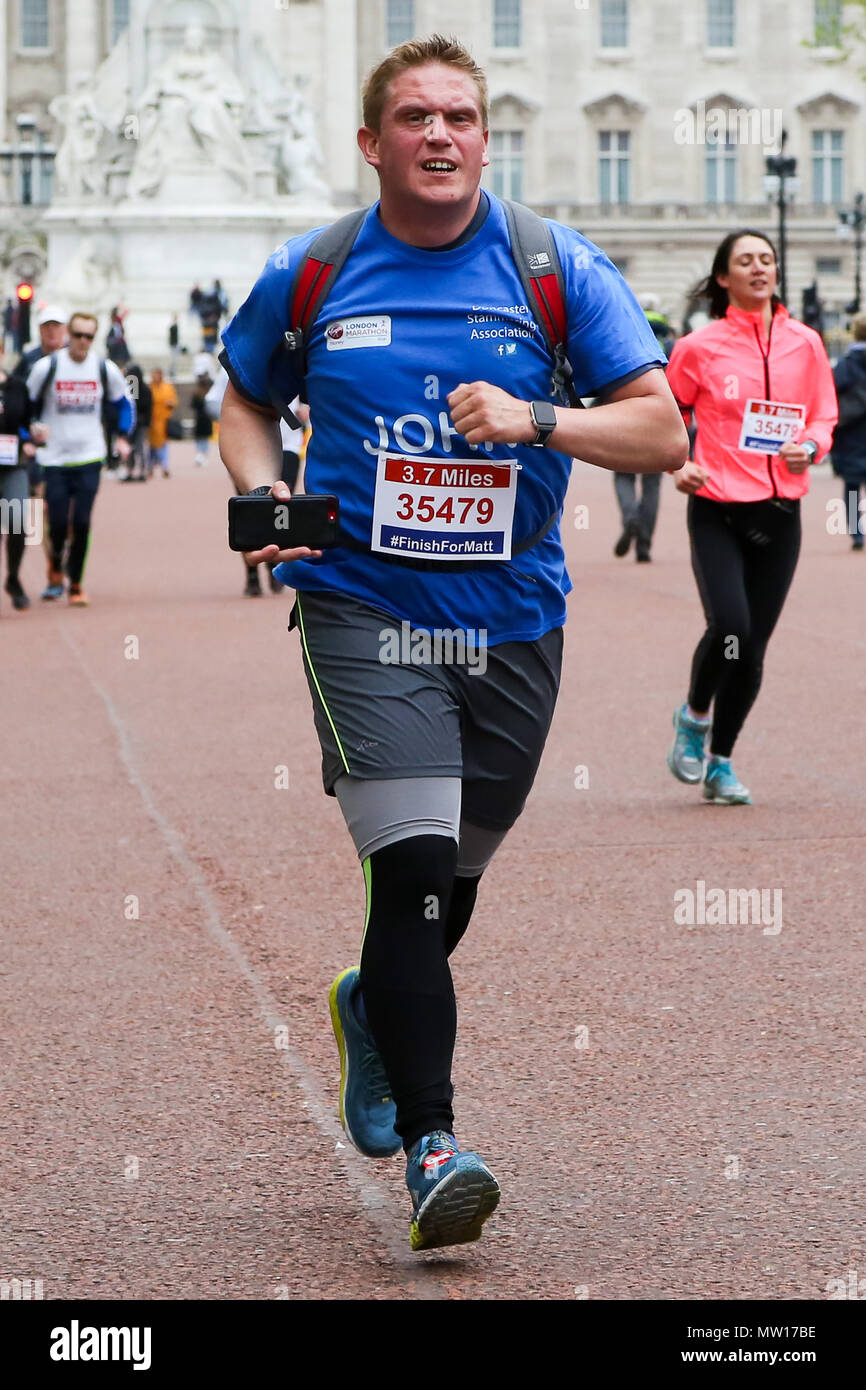 Über 100 Läufer eine 3,7 Meile laufen von Shadwell DLR-Station, wo ehemalige MasterChef Kandidat Matt Campbell zusammenbrach und starb während der London Marathon, um die Ziellinie in der Mall. Über £ 275.000 hat Matt Campbell fundraising Seite gespendet worden. Mit: Atmosphäre, Wo: London, Vereinigtes Königreich, wenn: 29 Apr 2018 Credit: Dinendra Haria/WANN Stockfoto