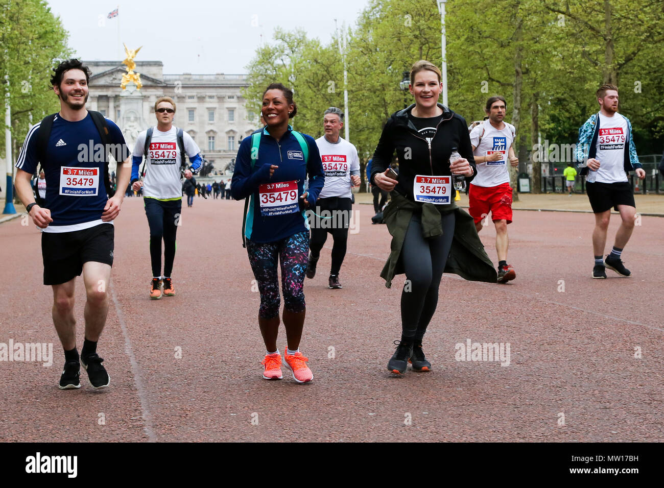 Über 100 Läufer eine 3,7 Meile laufen von Shadwell DLR-Station, wo ehemalige MasterChef Kandidat Matt Campbell zusammenbrach und starb während der London Marathon, um die Ziellinie in der Mall. Über £ 275.000 hat Matt Campbell fundraising Seite gespendet worden. Mit: Atmosphäre, Wo: London, Vereinigtes Königreich, wenn: 29 Apr 2018 Credit: Dinendra Haria/WANN Stockfoto