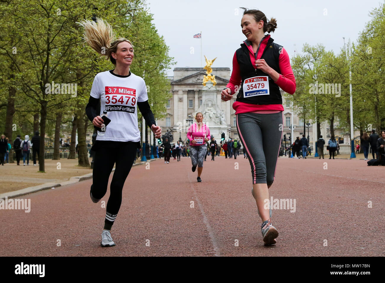 Über 100 Läufer eine 3,7 Meile laufen von Shadwell DLR-Station, wo ehemalige MasterChef Kandidat Matt Campbell zusammenbrach und starb während der London Marathon, um die Ziellinie in der Mall. Über £ 275.000 hat Matt Campbell fundraising Seite gespendet worden. Mit: Atmosphäre, Wo: London, Vereinigtes Königreich, wenn: 29 Apr 2018 Credit: Dinendra Haria/WANN Stockfoto