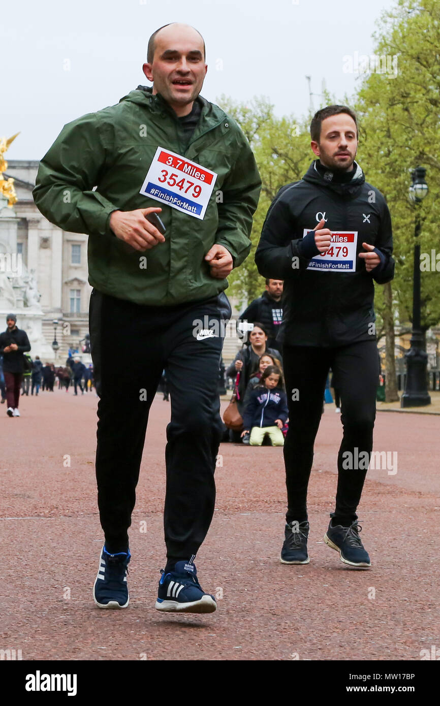 Über 100 Läufer eine 3,7 Meile laufen von Shadwell DLR-Station, wo ehemalige MasterChef Kandidat Matt Campbell zusammenbrach und starb während der London Marathon, um die Ziellinie in der Mall. Über £ 275.000 hat Matt Campbell fundraising Seite gespendet worden. Mit: Atmosphäre, Wo: London, Vereinigtes Königreich, wenn: 29 Apr 2018 Credit: Dinendra Haria/WANN Stockfoto