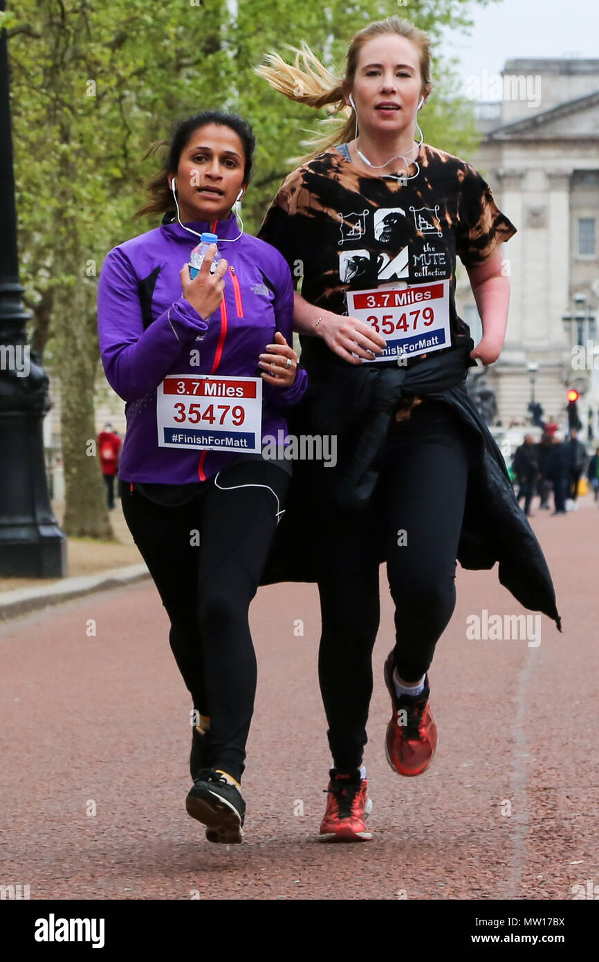 Über 100 Läufer eine 3,7 Meile laufen von Shadwell DLR-Station, wo ehemalige MasterChef Kandidat Matt Campbell zusammenbrach und starb während der London Marathon, um die Ziellinie in der Mall. Über £ 275.000 hat Matt Campbell fundraising Seite gespendet worden. Mit: Atmosphäre, Wo: London, Vereinigtes Königreich, wenn: 29 Apr 2018 Credit: Dinendra Haria/WANN Stockfoto