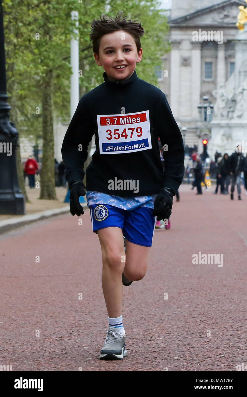 Über 100 Läufer eine 3,7 Meile laufen von Shadwell DLR-Station, wo ehemalige MasterChef Kandidat Matt Campbell zusammenbrach und starb während der London Marathon, um die Ziellinie in der Mall. Über £ 275.000 hat Matt Campbell fundraising Seite gespendet worden. Mit: Atmosphäre, Wo: London, Vereinigtes Königreich, wenn: 29 Apr 2018 Credit: Dinendra Haria/WANN Stockfoto