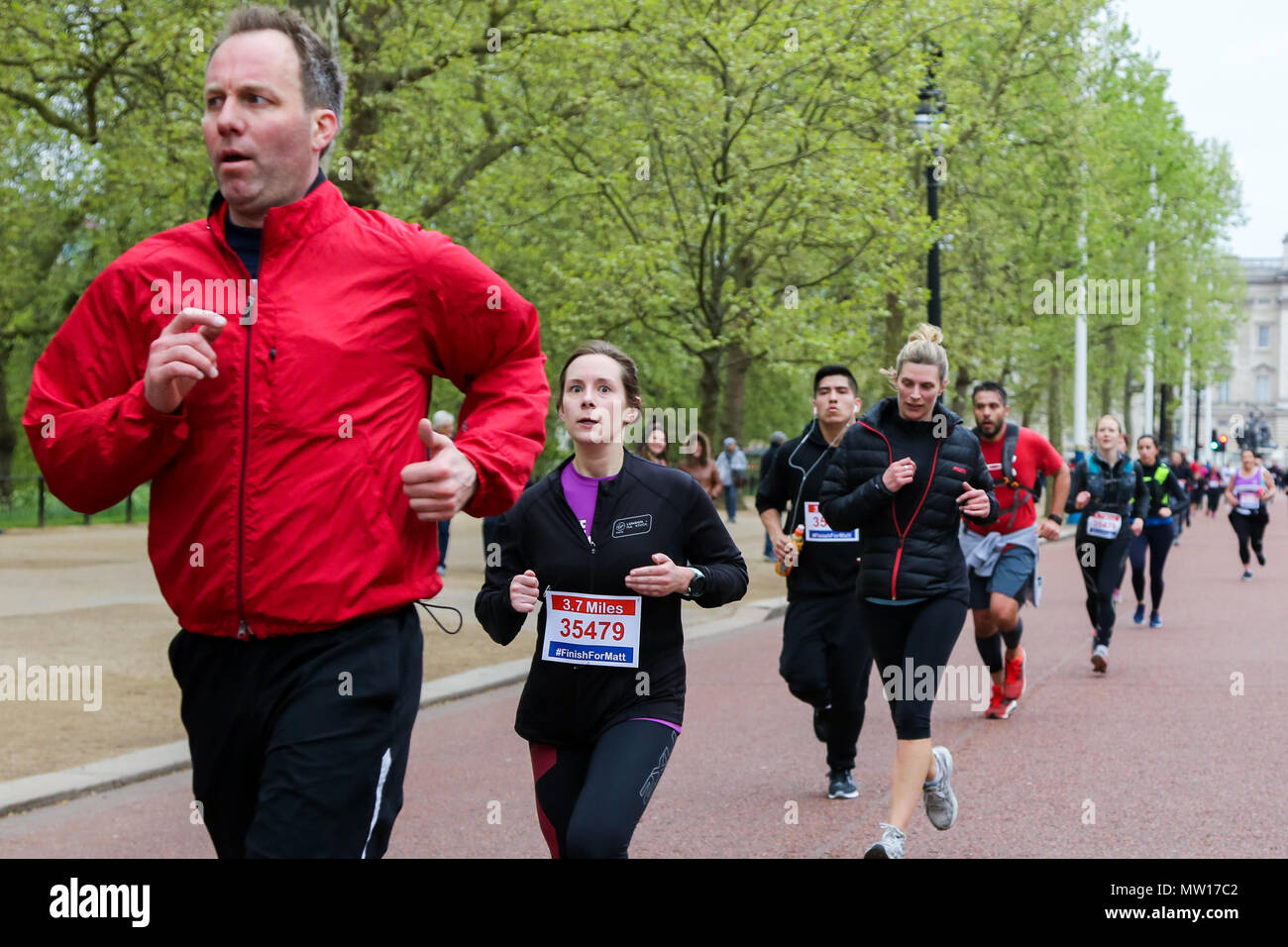 Über 100 Läufer eine 3,7 Meile laufen von Shadwell DLR-Station, wo ehemalige MasterChef Kandidat Matt Campbell zusammenbrach und starb während der London Marathon, um die Ziellinie in der Mall. Über £ 275.000 hat Matt Campbell fundraising Seite gespendet worden. Mit: Atmosphäre, Wo: London, Vereinigtes Königreich, wenn: 29 Apr 2018 Credit: Dinendra Haria/WANN Stockfoto