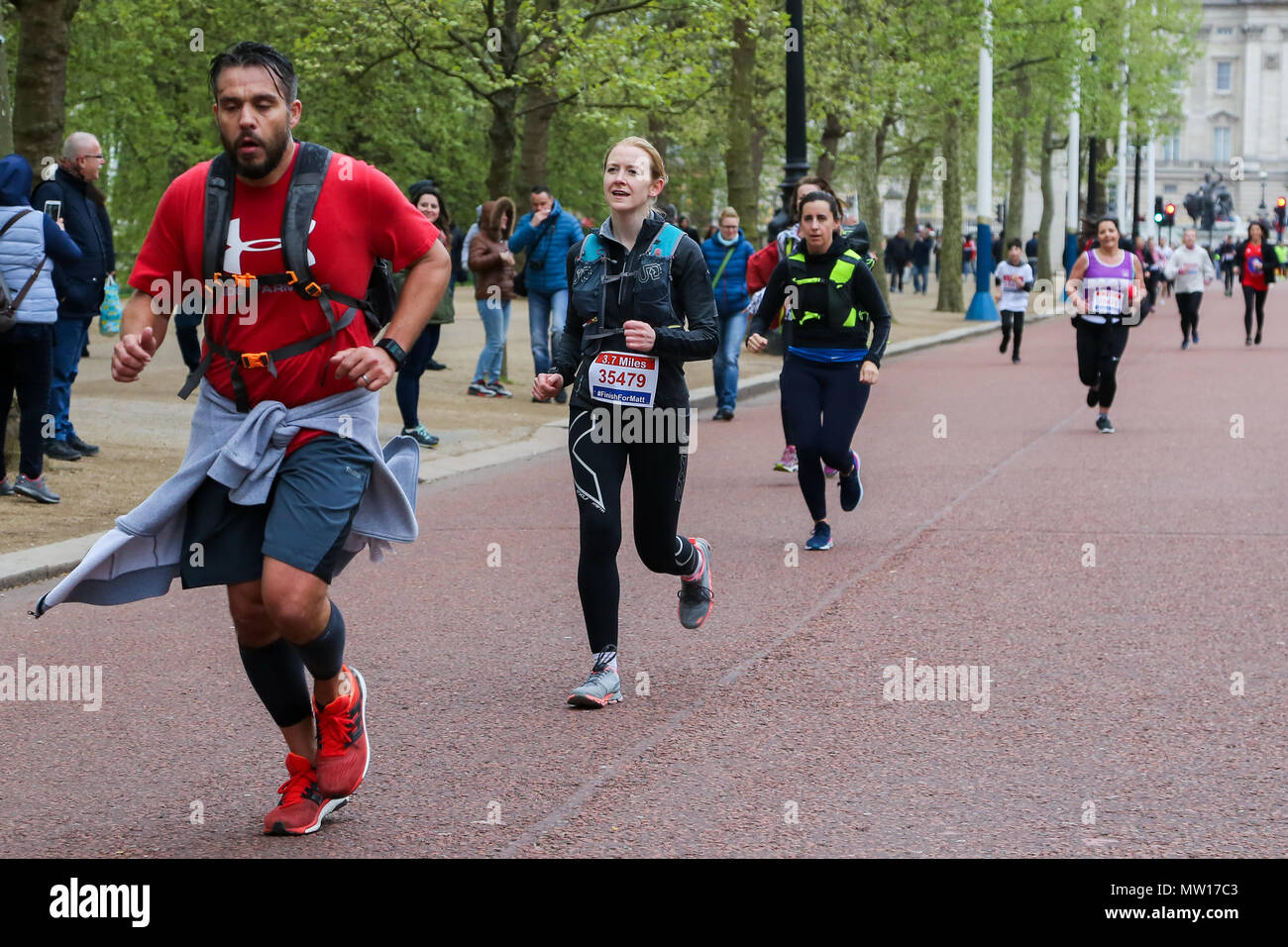 Über 100 Läufer eine 3,7 Meile laufen von Shadwell DLR-Station, wo ehemalige MasterChef Kandidat Matt Campbell zusammenbrach und starb während der London Marathon, um die Ziellinie in der Mall. Über £ 275.000 hat Matt Campbell fundraising Seite gespendet worden. Mit: Atmosphäre, Wo: London, Vereinigtes Königreich, wenn: 29 Apr 2018 Credit: Dinendra Haria/WANN Stockfoto