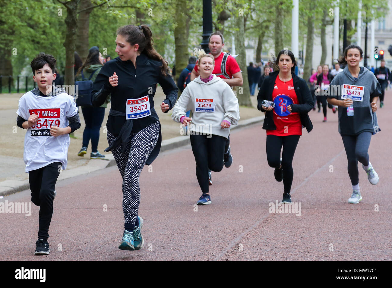 Über 100 Läufer eine 3,7 Meile laufen von Shadwell DLR-Station, wo ehemalige MasterChef Kandidat Matt Campbell zusammenbrach und starb während der London Marathon, um die Ziellinie in der Mall. Über £ 275.000 hat Matt Campbell fundraising Seite gespendet worden. Mit: Atmosphäre, Wo: London, Vereinigtes Königreich, wenn: 29 Apr 2018 Credit: Dinendra Haria/WANN Stockfoto