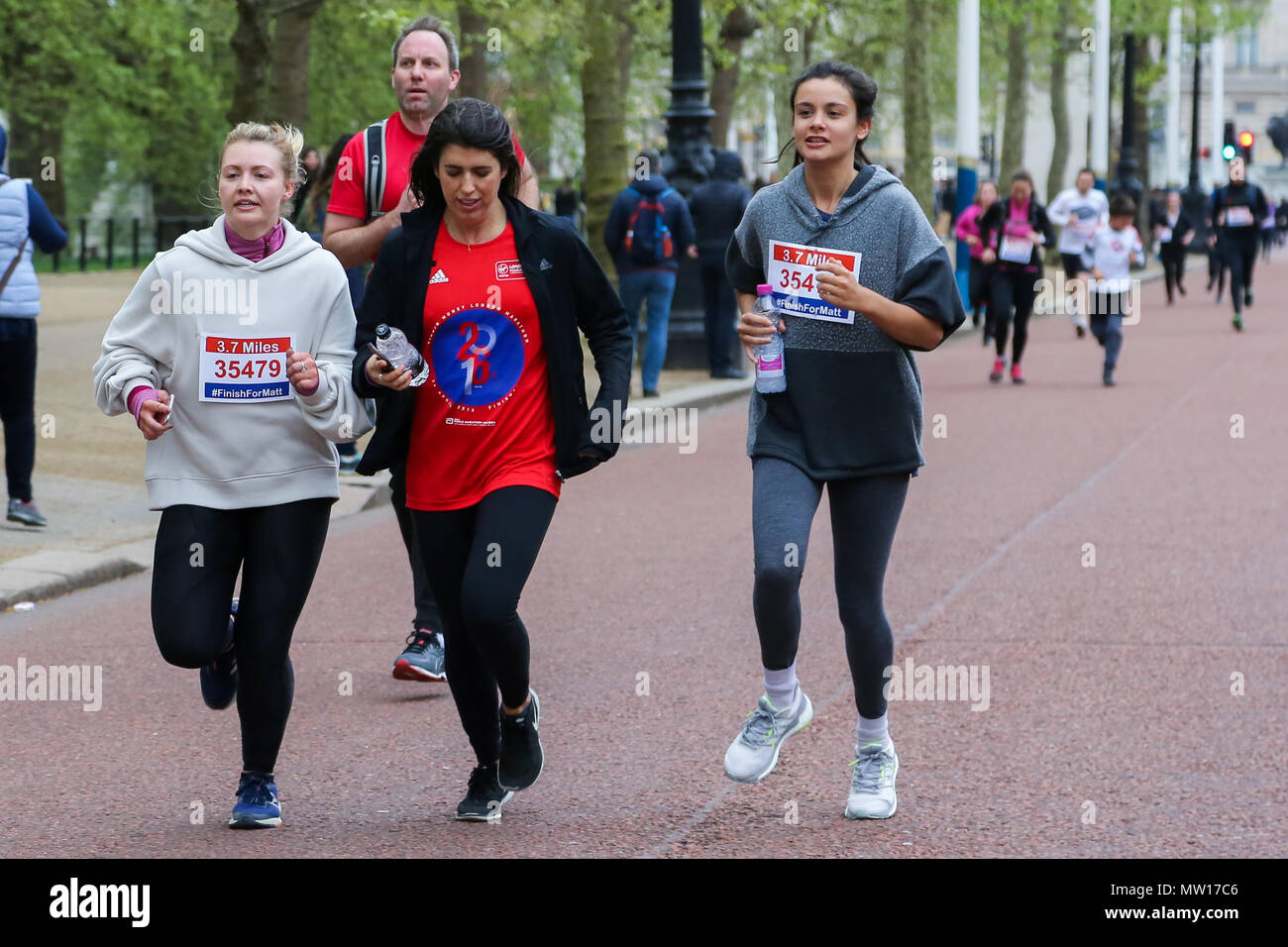 Über 100 Läufer eine 3,7 Meile laufen von Shadwell DLR-Station, wo ehemalige MasterChef Kandidat Matt Campbell zusammenbrach und starb während der London Marathon, um die Ziellinie in der Mall. Über £ 275.000 hat Matt Campbell fundraising Seite gespendet worden. Mit: Atmosphäre, Wo: London, Vereinigtes Königreich, wenn: 29 Apr 2018 Credit: Dinendra Haria/WANN Stockfoto