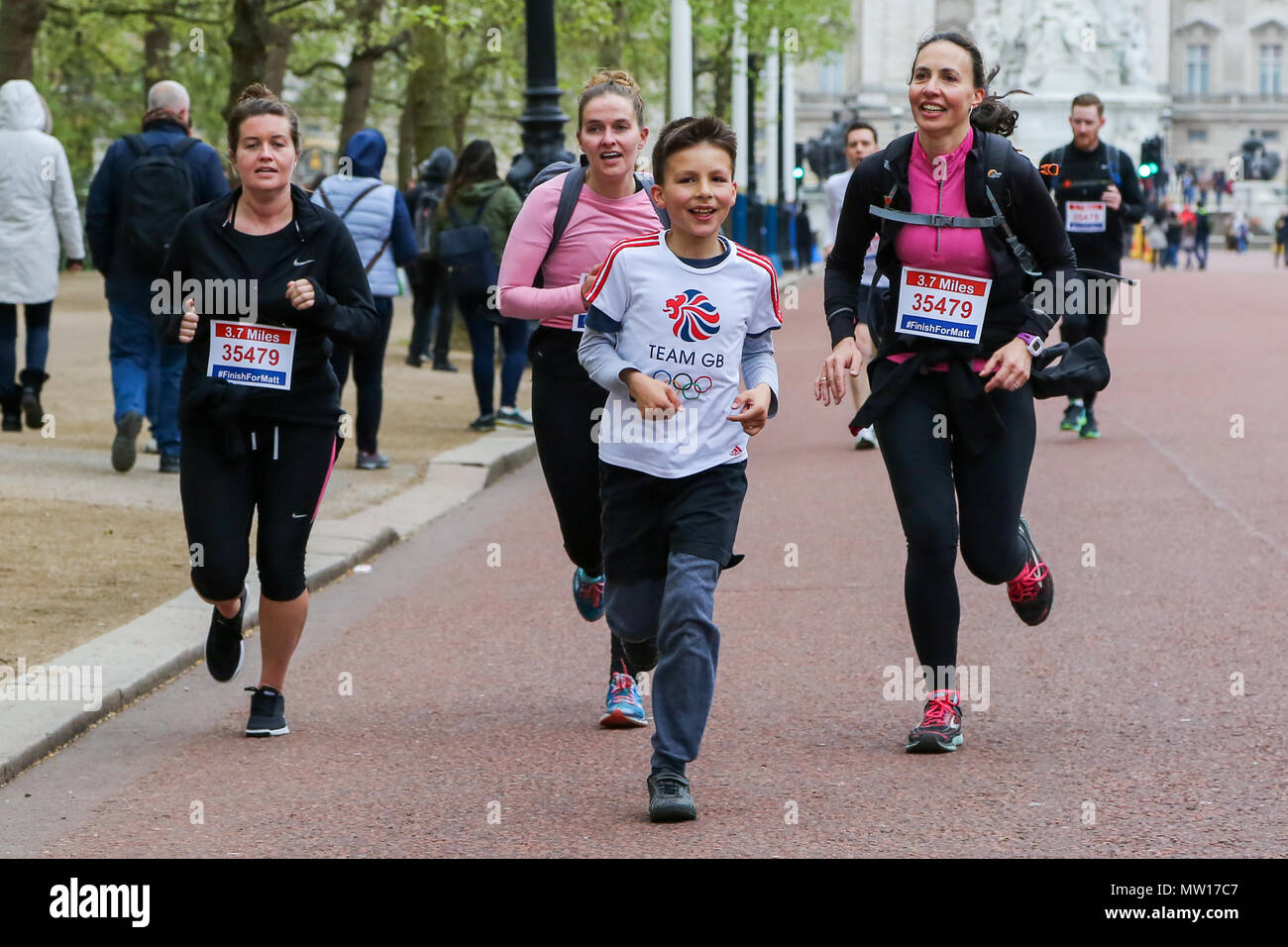 Über 100 Läufer eine 3,7 Meile laufen von Shadwell DLR-Station, wo ehemalige MasterChef Kandidat Matt Campbell zusammenbrach und starb während der London Marathon, um die Ziellinie in der Mall. Über £ 275.000 hat Matt Campbell fundraising Seite gespendet worden. Mit: Atmosphäre, Wo: London, Vereinigtes Königreich, wenn: 29 Apr 2018 Credit: Dinendra Haria/WANN Stockfoto