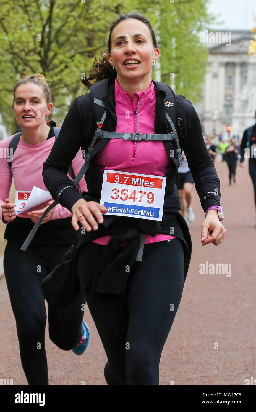 Über 100 Läufer eine 3,7 Meile laufen von Shadwell DLR-Station, wo ehemalige MasterChef Kandidat Matt Campbell zusammenbrach und starb während der London Marathon, um die Ziellinie in der Mall. Über £ 275.000 hat Matt Campbell fundraising Seite gespendet worden. Mit: Atmosphäre, Wo: London, Vereinigtes Königreich, wenn: 29 Apr 2018 Credit: Dinendra Haria/WANN Stockfoto