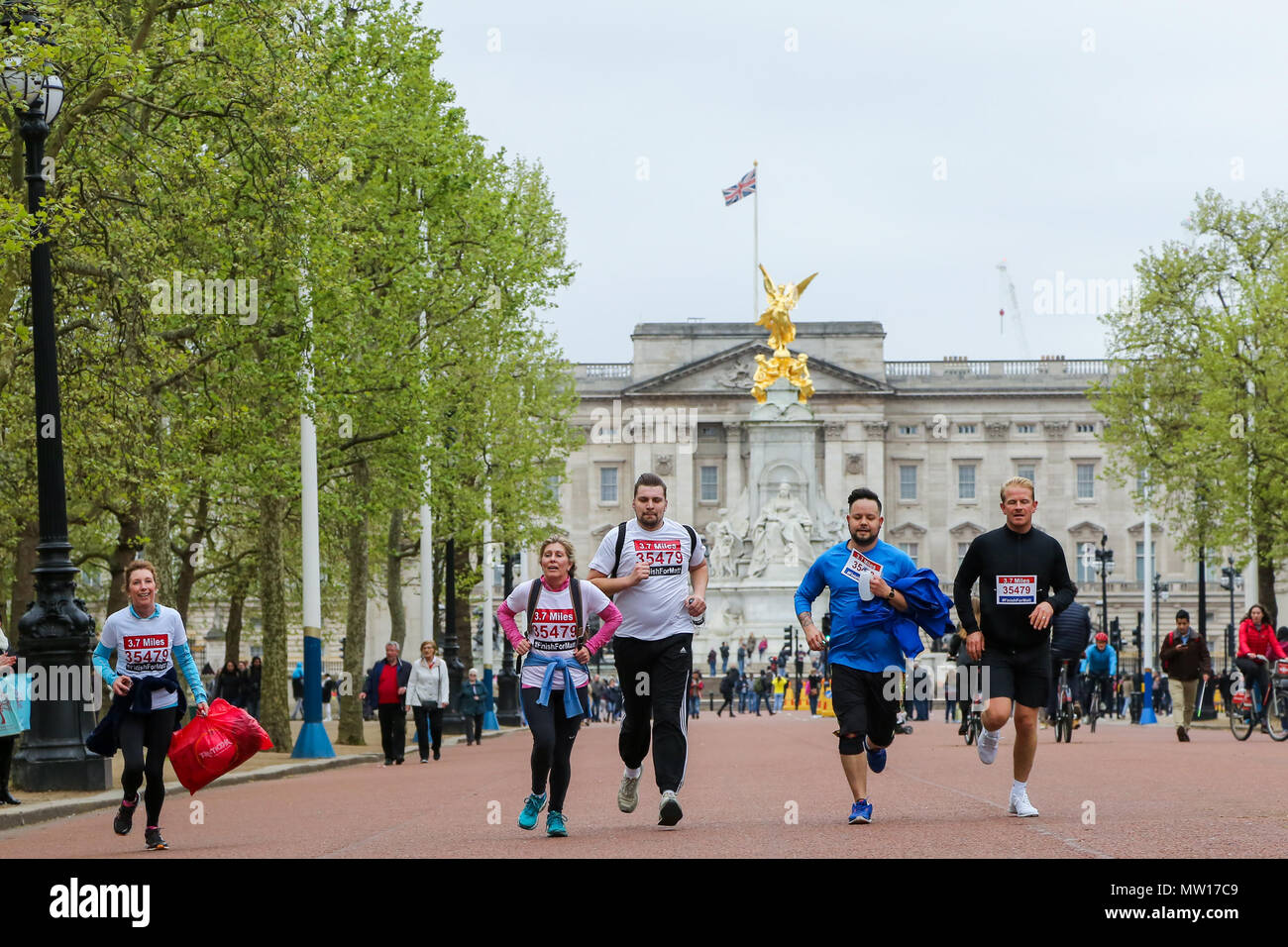 Über 100 Läufer eine 3,7 Meile laufen von Shadwell DLR-Station, wo ehemalige MasterChef Kandidat Matt Campbell zusammenbrach und starb während der London Marathon, um die Ziellinie in der Mall. Über £ 275.000 hat Matt Campbell fundraising Seite gespendet worden. Mit: Atmosphäre, Wo: London, Vereinigtes Königreich, wenn: 29 Apr 2018 Credit: Dinendra Haria/WANN Stockfoto