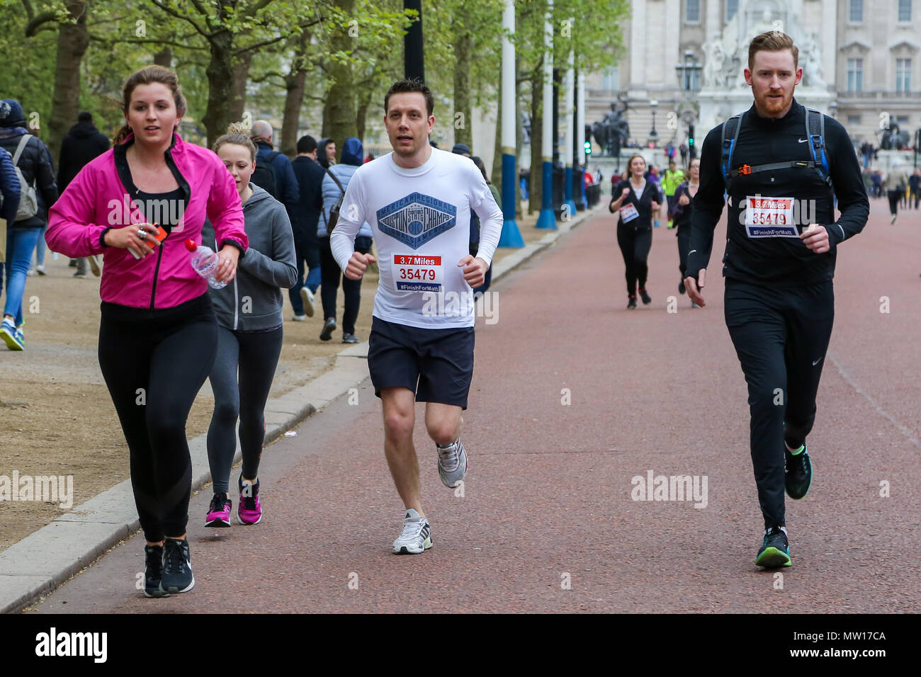 Über 100 Läufer eine 3,7 Meile laufen von Shadwell DLR-Station, wo ehemalige MasterChef Kandidat Matt Campbell zusammenbrach und starb während der London Marathon, um die Ziellinie in der Mall. Über £ 275.000 hat Matt Campbell fundraising Seite gespendet worden. Mit: Atmosphäre, Wo: London, Vereinigtes Königreich, wenn: 29 Apr 2018 Credit: Dinendra Haria/WANN Stockfoto