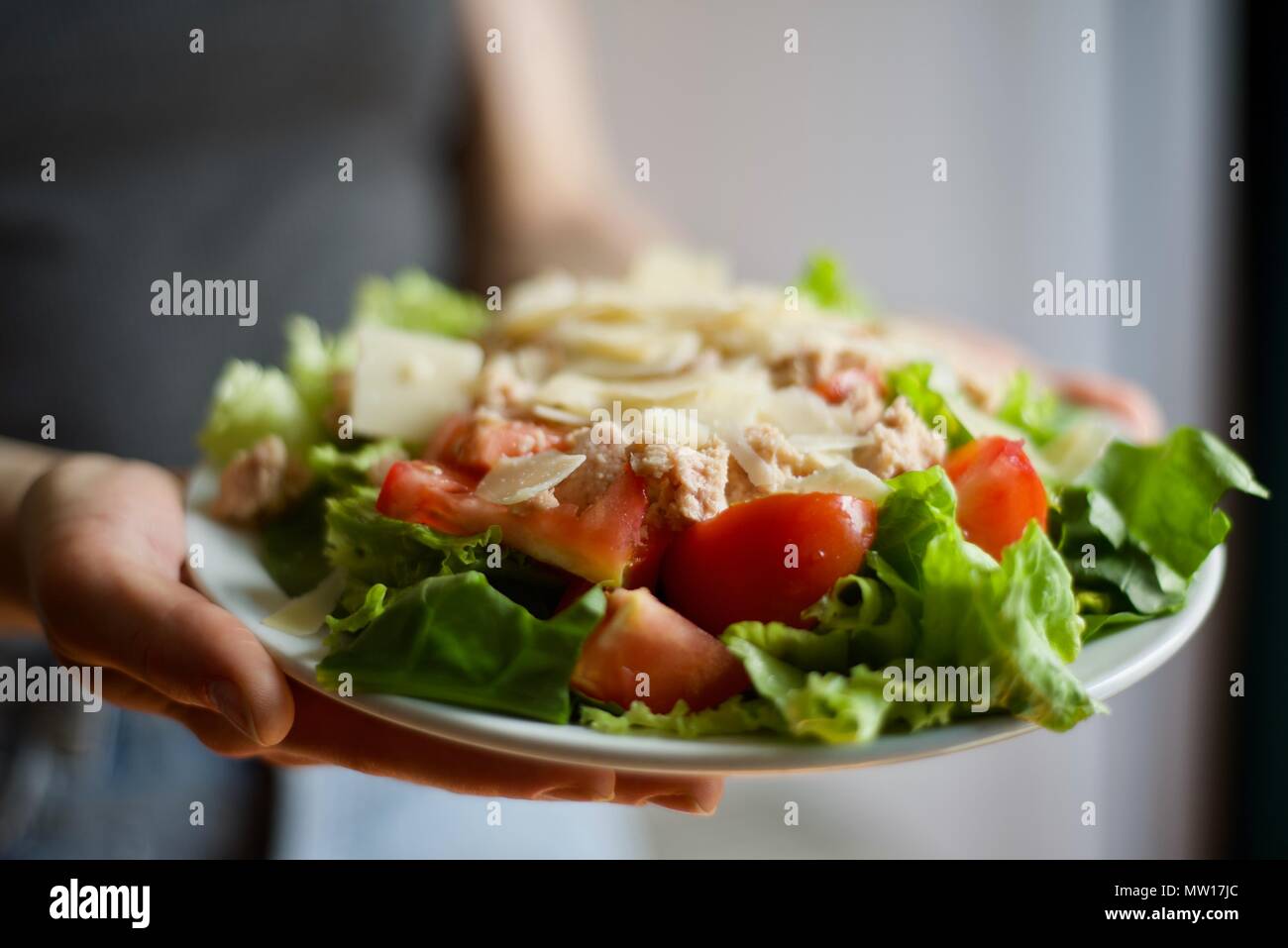 Hände und Gericht, Frau essen gesund essen frische Wunderschöne organische leckere Salat, Detox, Diät, Ernährung, fitnexx Essen Stockfoto