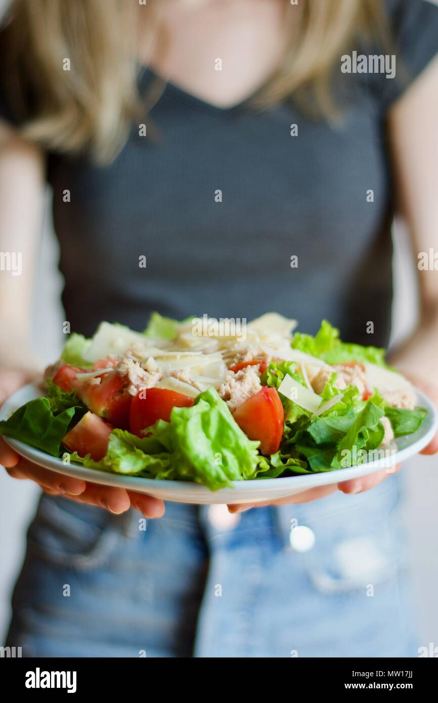 Hände und Gericht, Frau essen gesund essen frische Wunderschöne organische leckere Salat, Detox, Diät, Ernährung, fitnexx Essen Stockfoto
