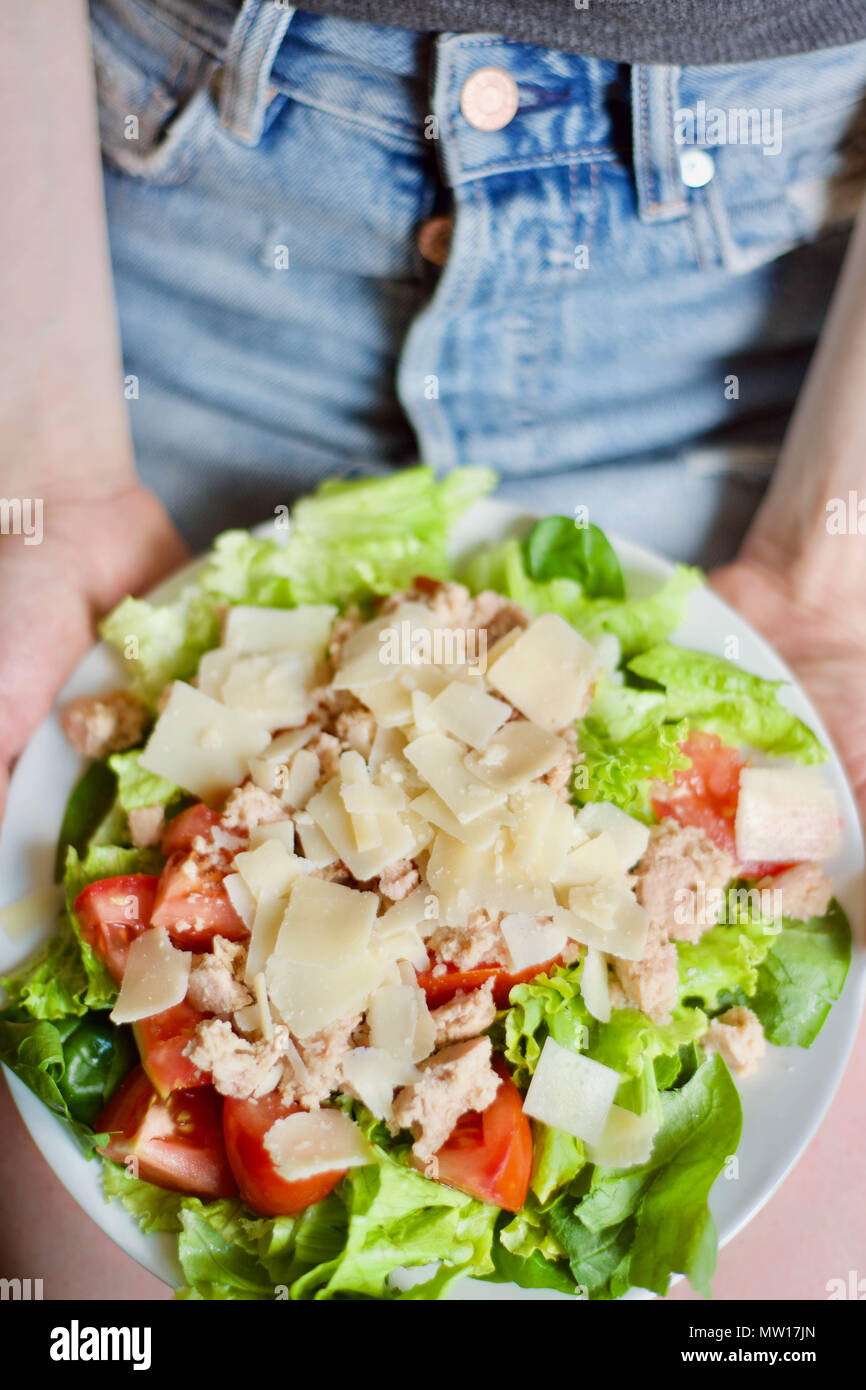 Hände und Gericht, Frau essen gesund essen frische schöne organische leckere Salat, Detox, Diät, Ernährung, Fitness Essen Stockfoto
