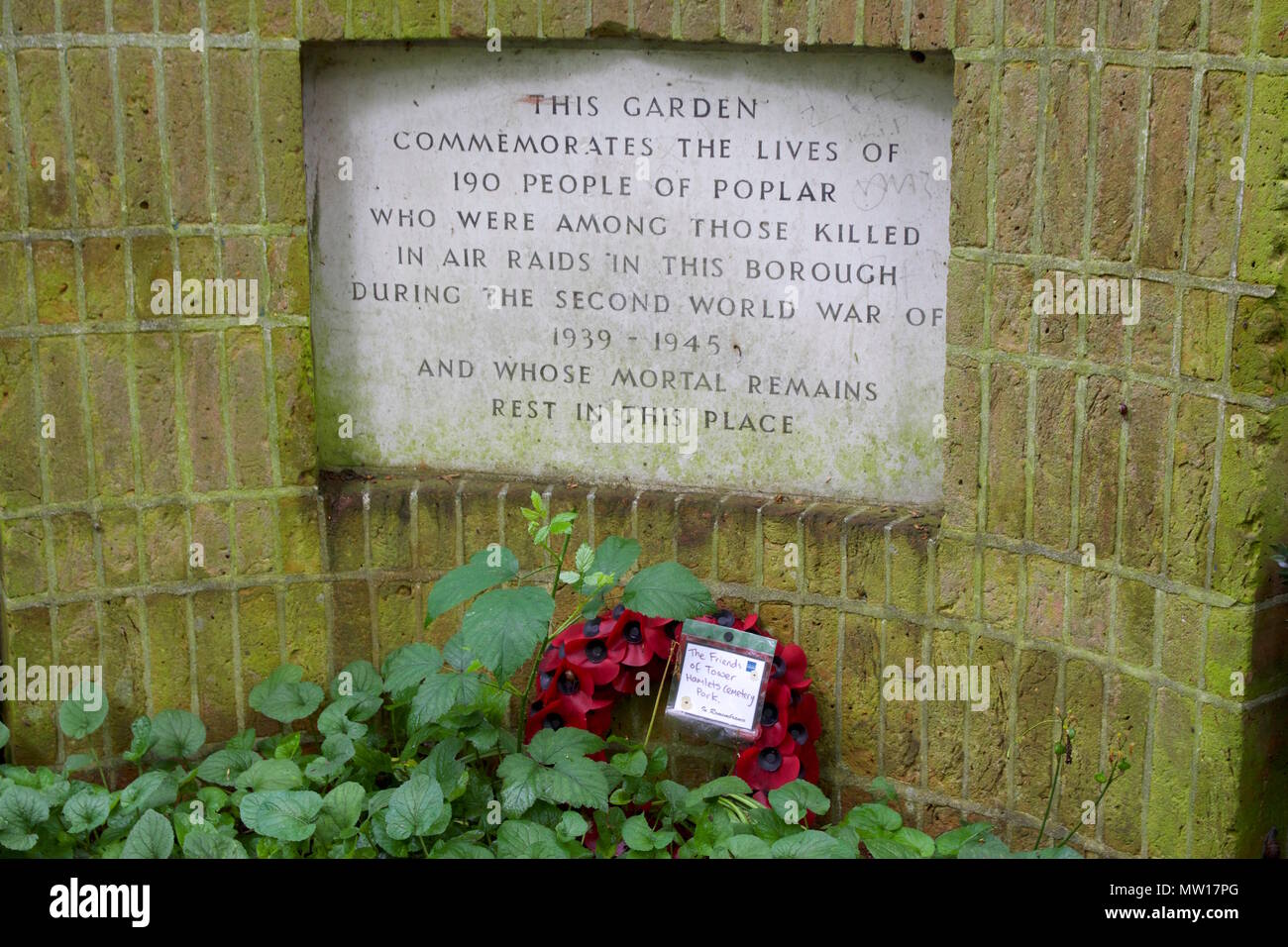 Denkmal mit einer Mohnblume Kranzniederlegung in Tower Hamlets Friedhof Park für 190 Personen von Pappel, die bei Luftangriffen während des Zweiten Weltkrieges getötet wurden. Stockfoto