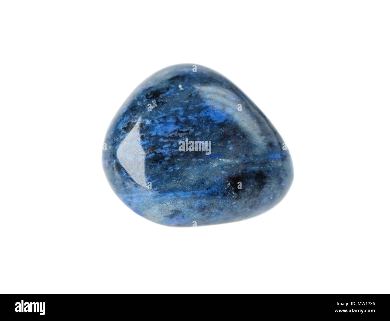 Dark Blue semi-wertvolle natürliche Dumortierit Stein auf weißem Hintergrund Stockfoto