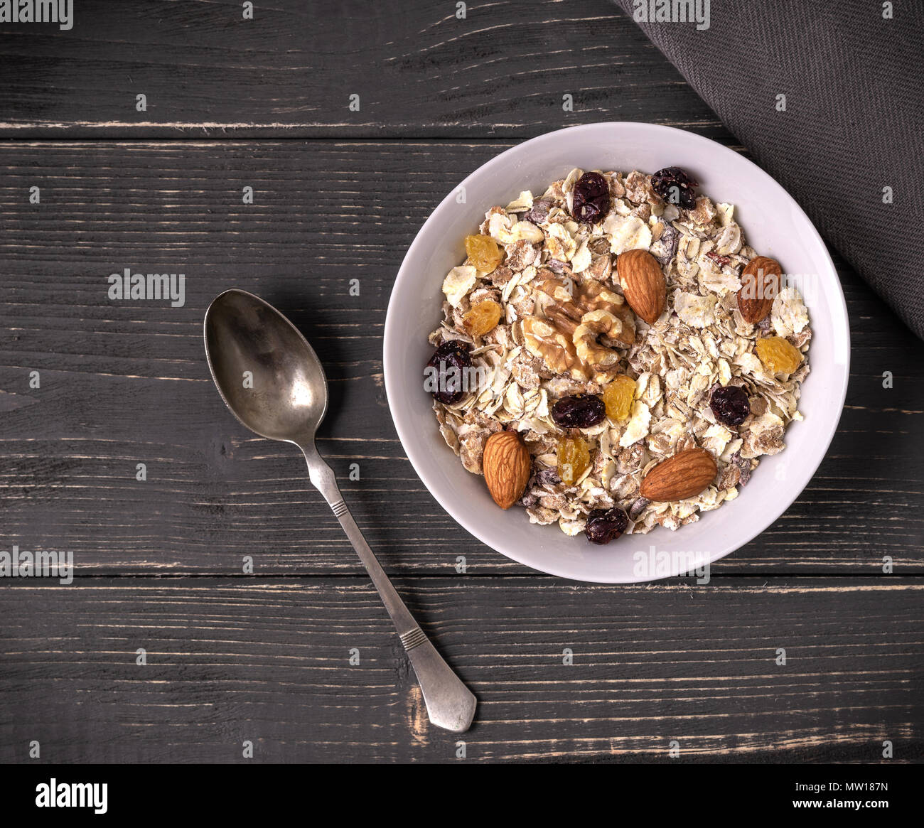 Frühstück mit Müsli in Weiß Schüssel auf Grau. Stockfoto