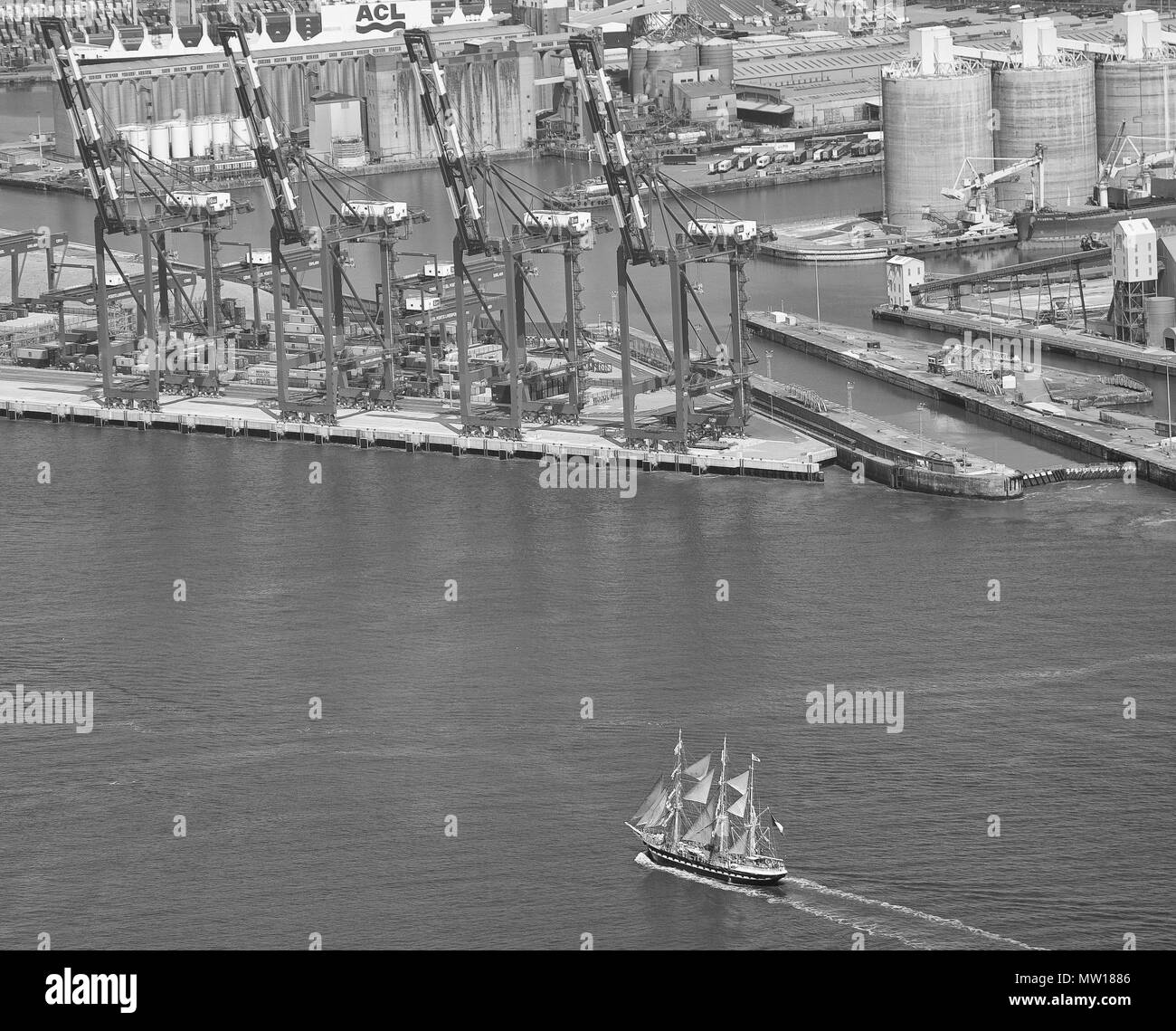 Tall Ships vorbei an hohen containerbrücken am Ufer des Flusses Mersey Liverpool Stockfoto