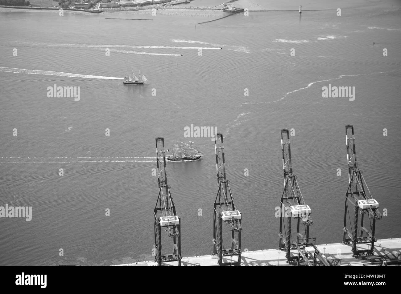 Luftbild von Tall Ships passing Hafen von Liverpool großen roten Krane Stockfoto