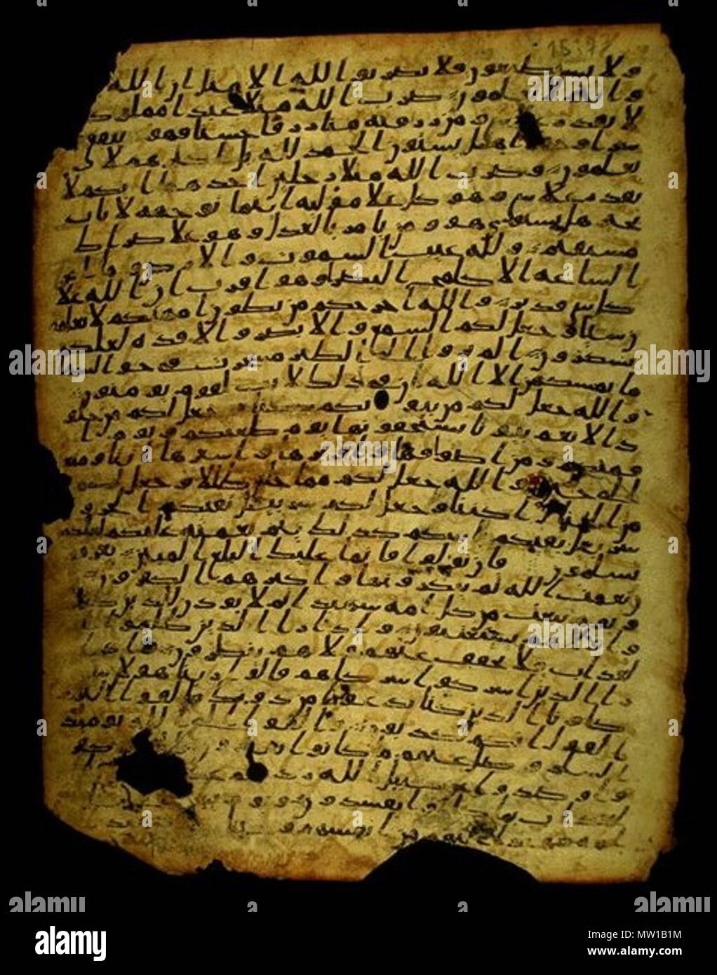 . Englisch: Qur'anic Manuskript in Hijazi Skript geschrieben. Es enthält die Anfänge einer einfachen dekorativen Technik in Form von Blüten/Blätter Ornamente dient zum Trennen der Verse (dunkel Rot und Blau verwendet wurden diese dekorative Abbildung in Farbe). Am Ende von Vers 73 bis 88 und 89 der Sure al-Nahl. Script: Hijazi. Lage: Maktabat al-Jami' al-Kabir, Sanaa (Jemen). 1. Jahrhundert Hidschra. Unknow Kalligraph 508 Qur'anic Manuskript - 5 - hijazi Skript Stockfoto