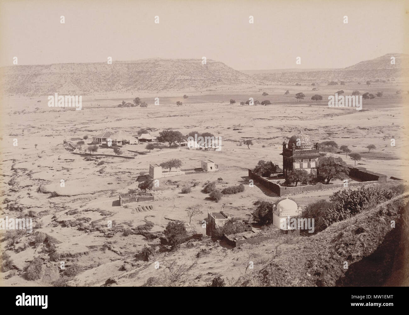 . Englisch: Paradise Cottage (Haus Rest) und eine Reihe von Gräbern, Rauza, Maharashtra von der Curzon Sammlung: "Ansichten der Höhlen von Ellora und Dowlatabad Fort in S.H. des Nizam Herrschaften' Von Deen Dayal in den 1890er Jahren genommen. Rauza oder khuldabad, was bedeutet, dass "himmlische Wohnstatt' ist eine alte Festungsstadt in Maharashtra berühmt für seine Zwiebelturm Gräber. Die Stadt ist von religiöser Bedeutung für Muslime in mehreren muslimischen Heiligen hier beigesetzt werden. 1890. Lala Deen Dayal (1844-1905) Alternative Namen Raja Deen Dayal Beschreibung indischer Fotograf Geburtsdatum / Tod 1844 5. Juli 1905 Ort der Geburt / DEAT Stockfoto