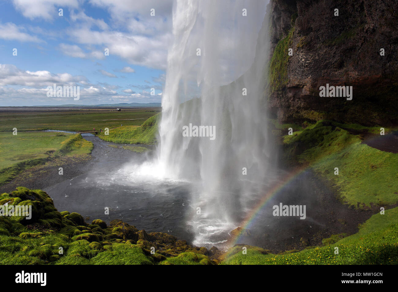 Der Wasserfall Seljalandsfoss mit Regenbogen, Seljalandsa River, South Island, Insel Stockfoto