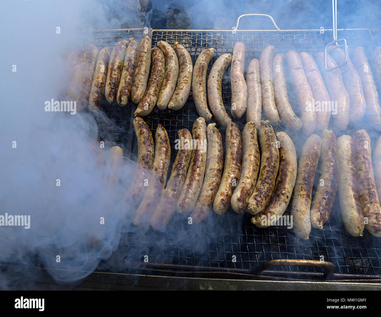 Gegrillte Würstchen in Rauch gehüllt, Bayern, Deutschland Stockfoto