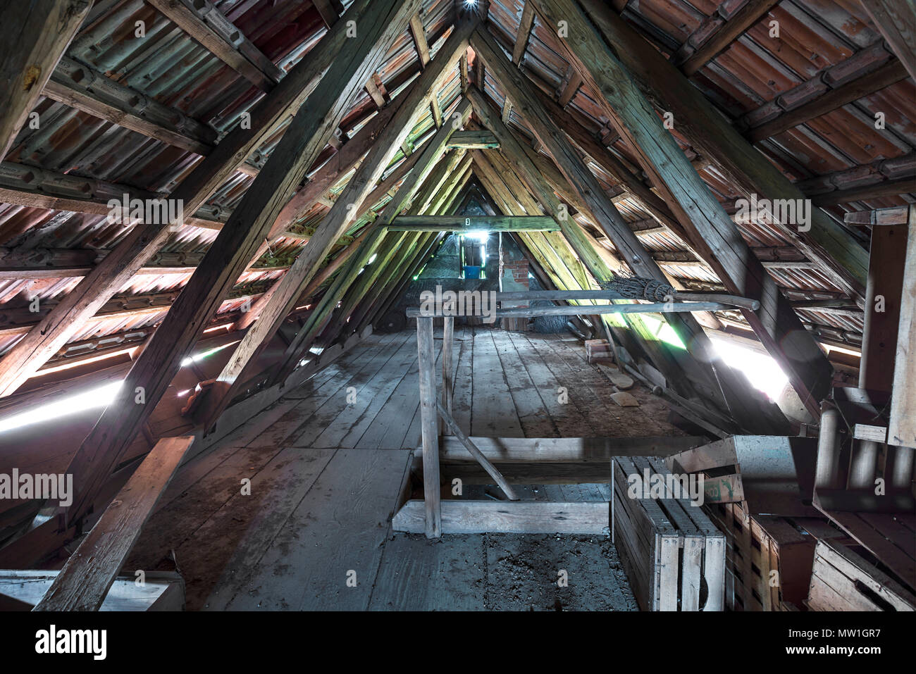Dachgeschoss mit leeren Kisten aus Holz von einem alten Bauernhof, Bayern, Deutschland Stockfoto