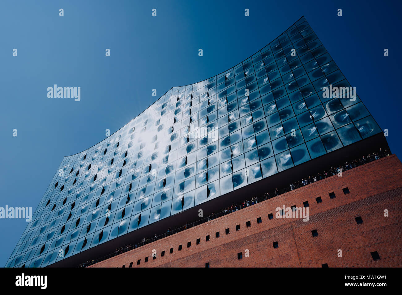 Hamburg, Deutschland - 11. Mai 2018: die Elbphilharmonie Gebäude in HamburgCity mit touristischen Menschen, Hamburg, Deutschland Stockfoto