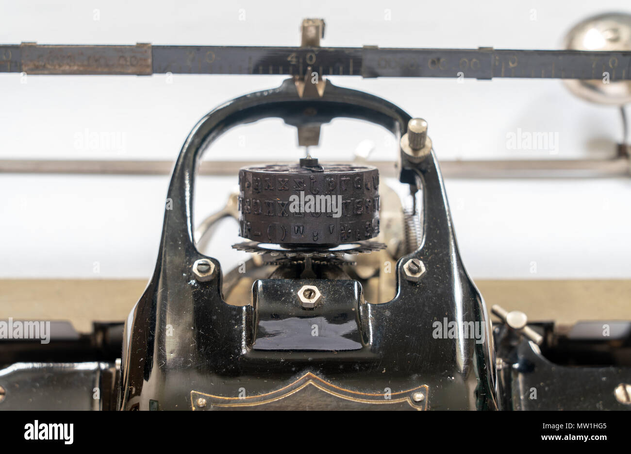 Alte vintage tragbare Schreibmaschine mit Kugel Typ schrift Kopf Stockfoto