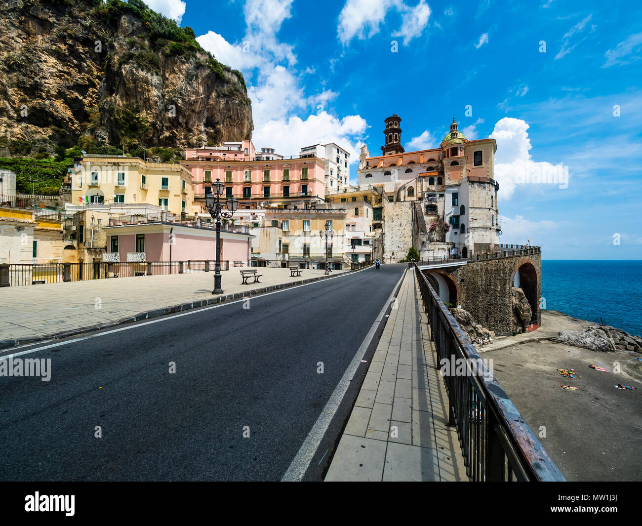 Blick auf die Piazza Umberto I und Kirche Stiftskirche Santa Maria Maddalena, Arani, Region Amalfi, Küste von Amalfi, Kampanien, Italien Stockfoto