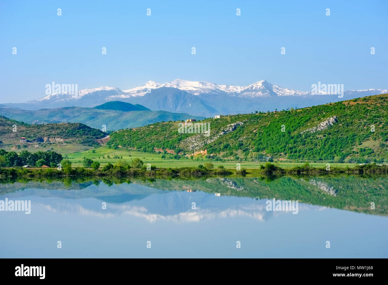 Wasserbehälter, Përrenjas, hintere schneebedeckten Berg Valamares, Region Elbasan, Albanien Stockfoto