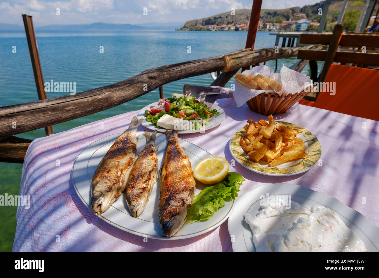Spezialität, gebratene Forelle (Salmo letnica Ohrid) mit Salat und Pommes frites serviert, Ohrid, Lin, Korca region, Albanien Stockfoto