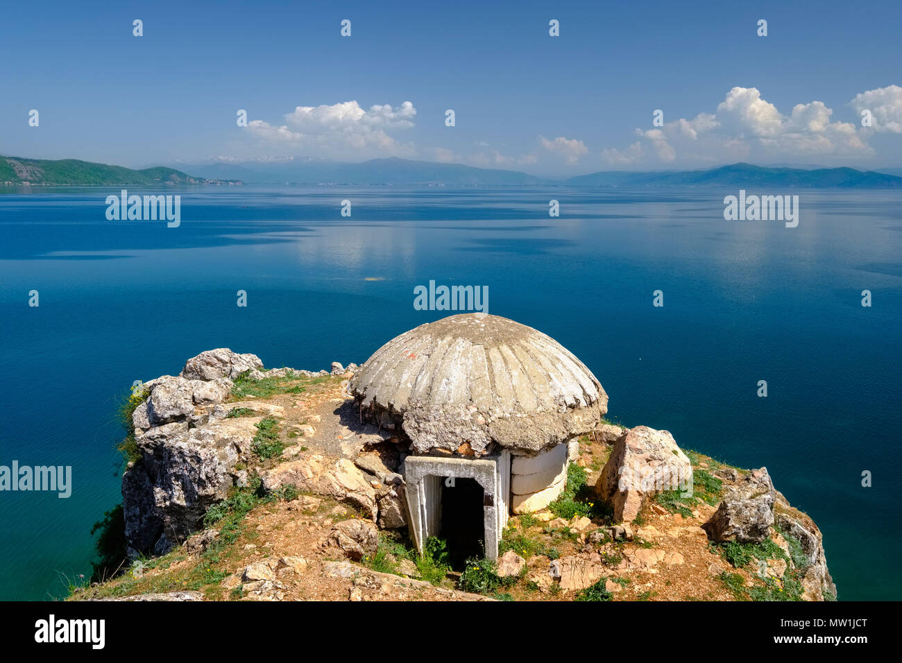 Alte Bunker am See, in der Nähe von Lin, Korca region, Albanien Stockfoto