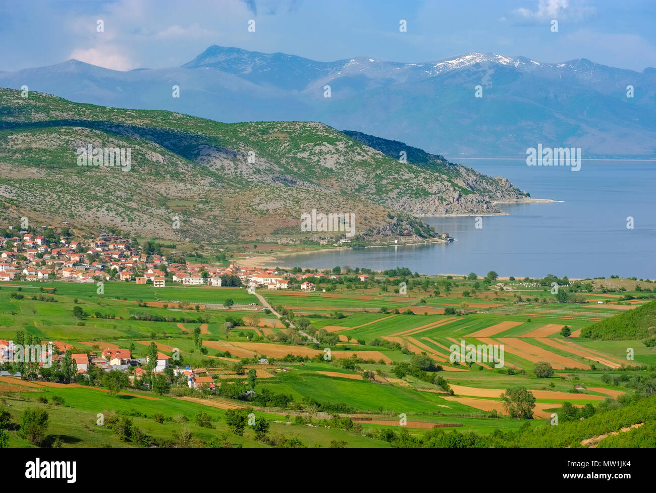 Great Lake Prespa mit Dörfern und Lejthize Liqenas, Prespa National Park, in der Nähe von Korça, Albanien Stockfoto