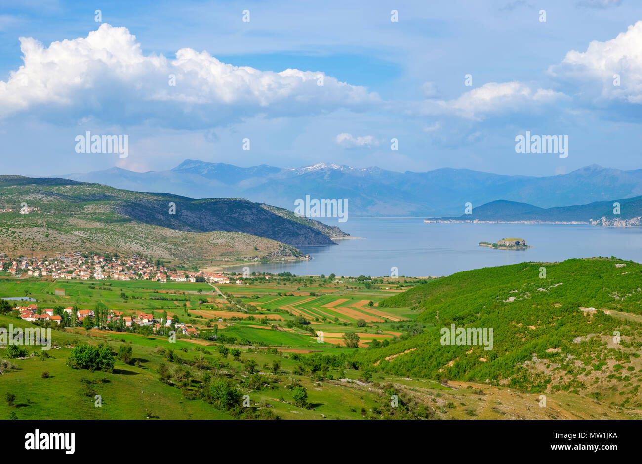 Great Lake Prespa mit Maligrad Insel und die Dörfer von Lejthize und Liqenas, Prespa National Park, in der Nähe von Korça, Albanien Stockfoto