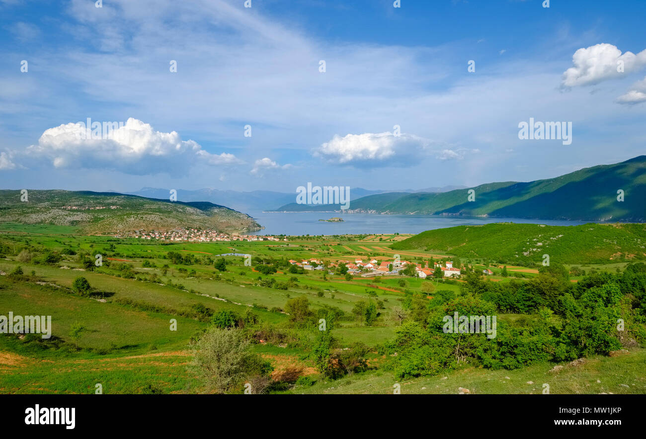 Great Lake Prespa mit Maligrad Insel und die Dörfer von Lejthize und Liqenas, Prespa National Park, in der Nähe von Korça, Albanien Stockfoto