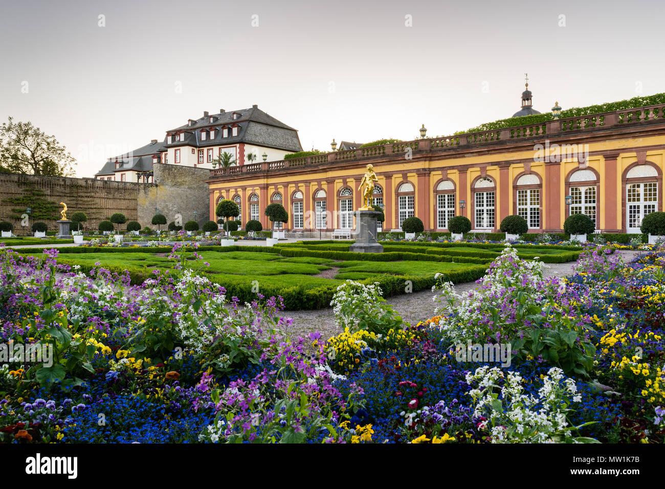 Schloss Garten mit bunten Blumen, Untere Orangerie, Schloss Weilburg